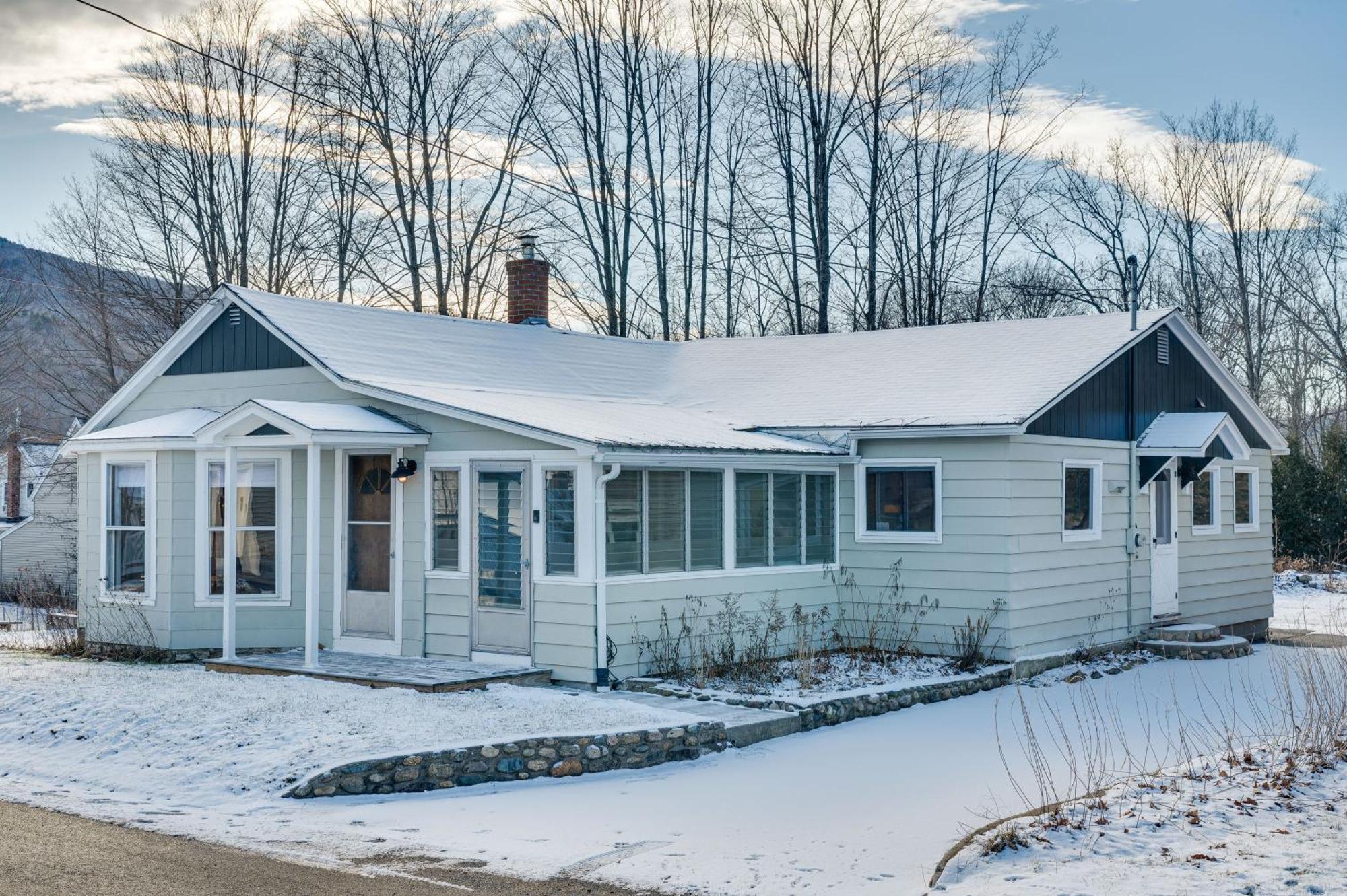 Comfortable Lincoln Home Walk To Main Street! Exterior photo