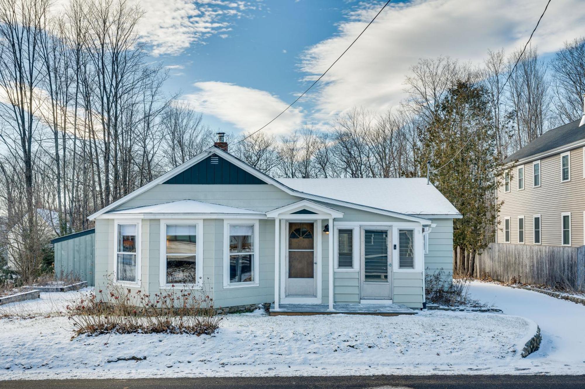 Comfortable Lincoln Home Walk To Main Street! Exterior photo