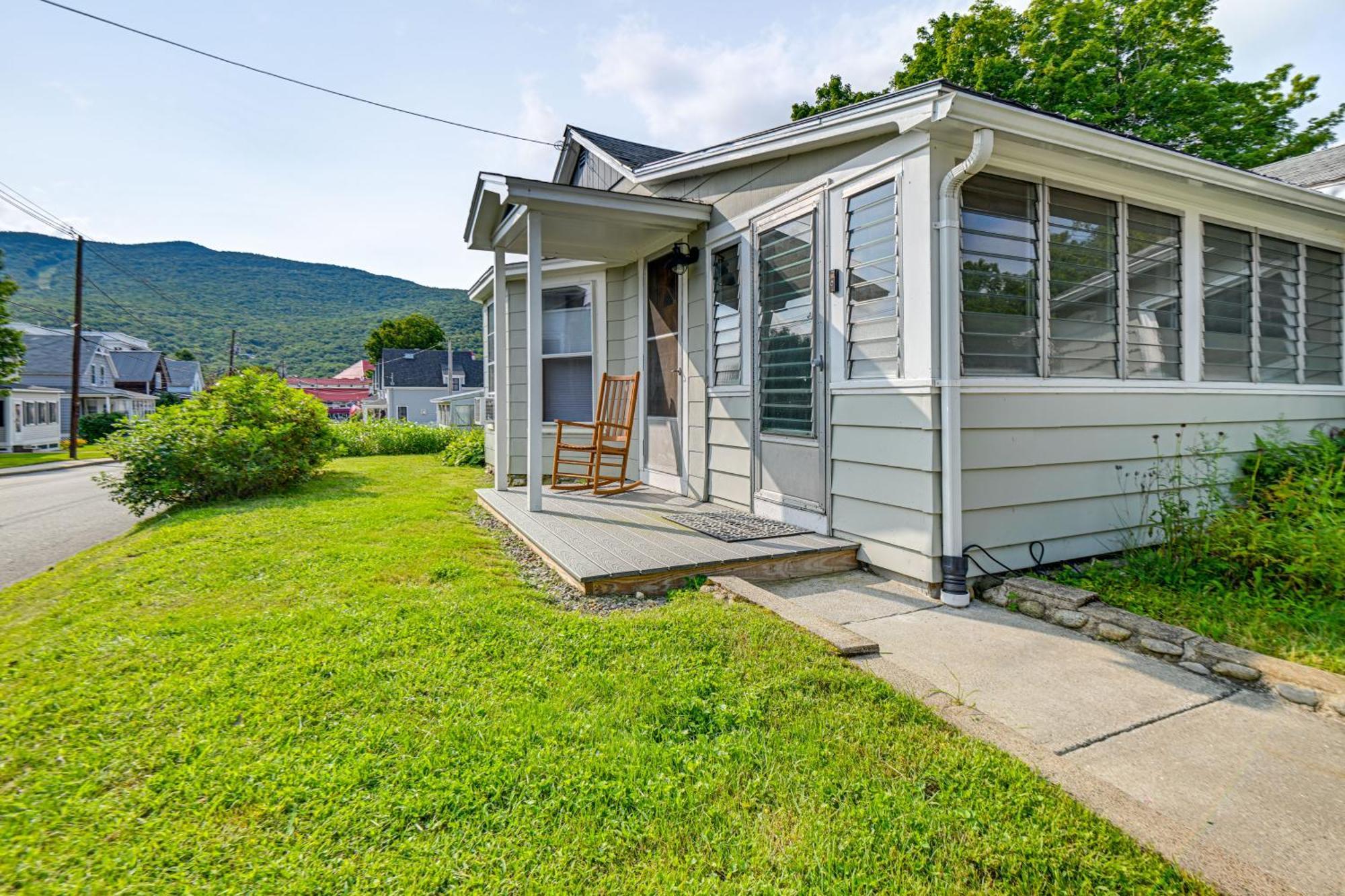 Comfortable Lincoln Home Walk To Main Street! Exterior photo