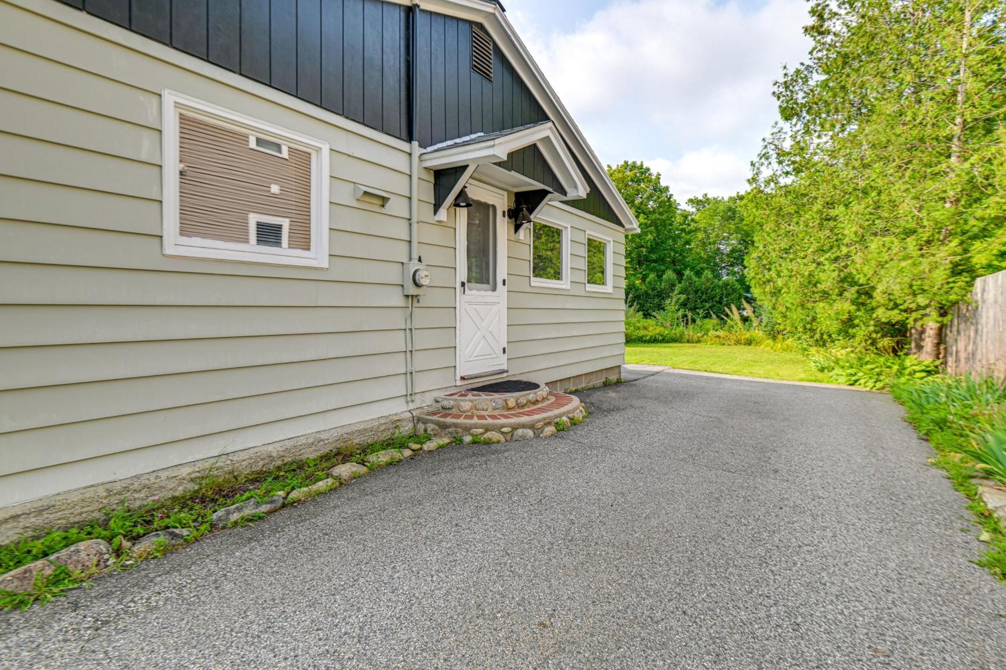 Comfortable Lincoln Home Walk To Main Street! Exterior photo