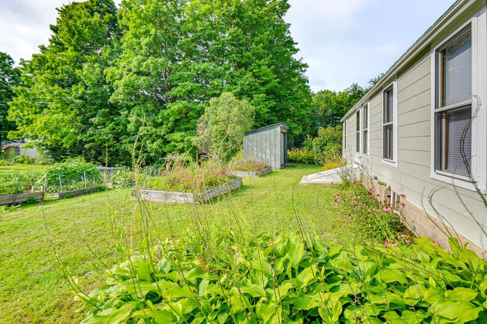 Comfortable Lincoln Home Walk To Main Street! Exterior photo