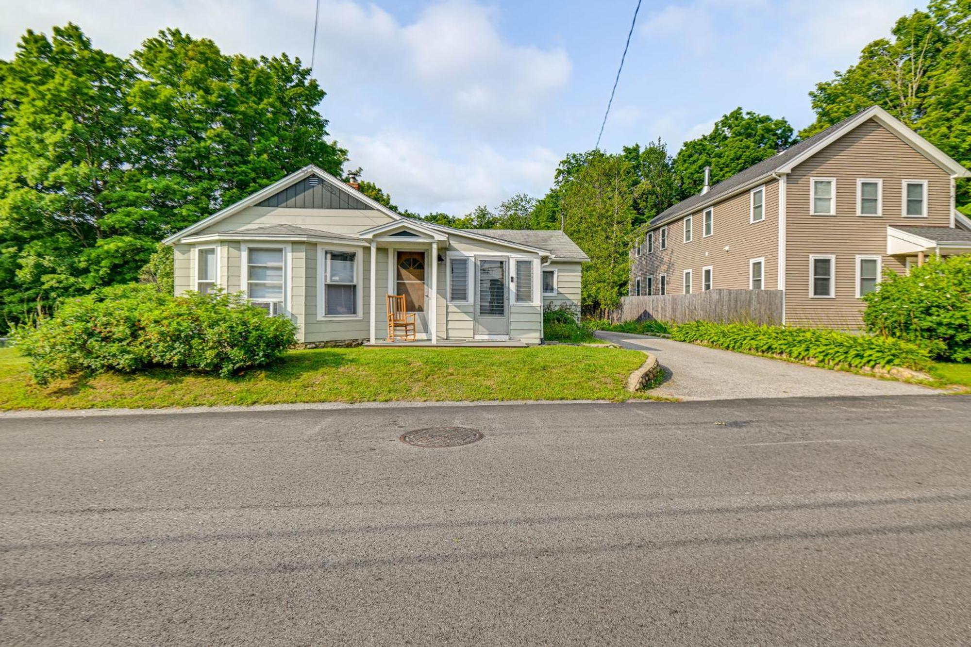 Comfortable Lincoln Home Walk To Main Street! Exterior photo