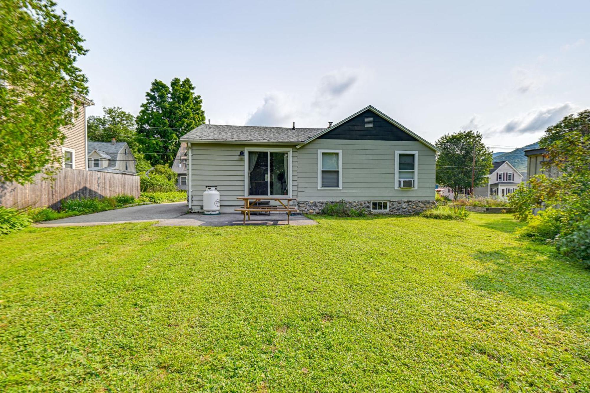 Comfortable Lincoln Home Walk To Main Street! Exterior photo